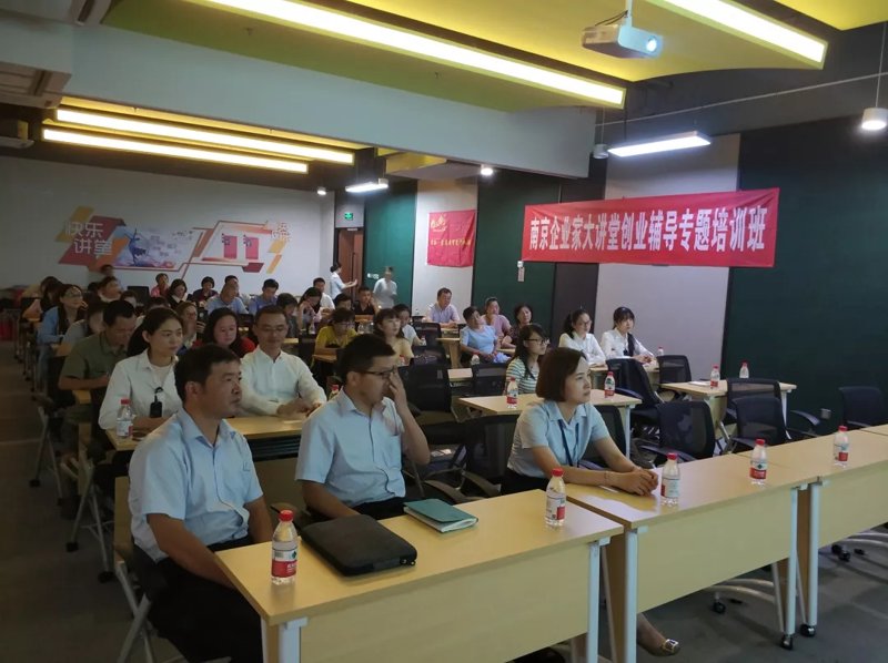在选择就业还是创业这条道路上，许多人常常感到迷茫。今天我们就来对比一下这两种路径的优劣势。